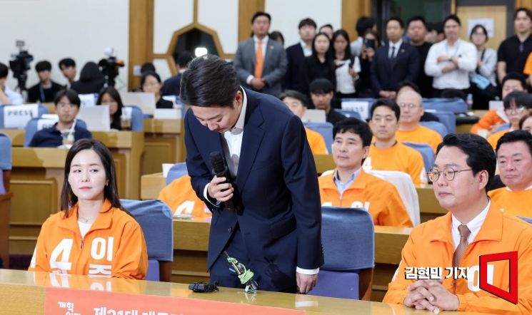 [포토] 고개 숙인 이준석 개혁신당 후보