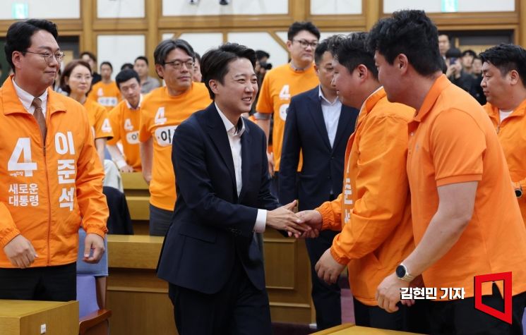 [포토] 당원들과 인사하는 이준석 후보