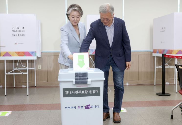 文, 李 당선 확실시 되자 "위대한 국민의 선택" 축하