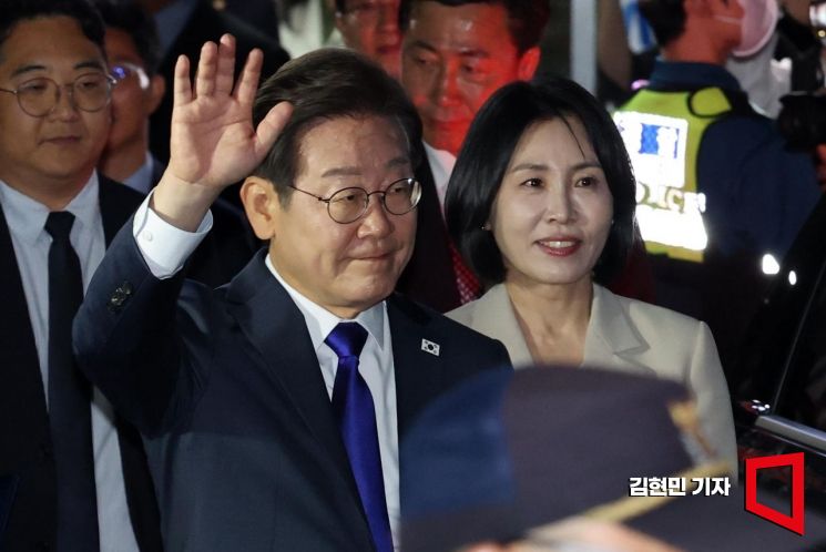 [포토] 지지자들 향해 인사하는 이재명