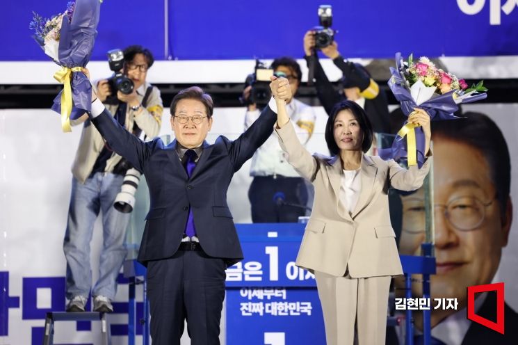 [포토] '당선 확실' 손 들어 인사하는 이재명 후보 내외