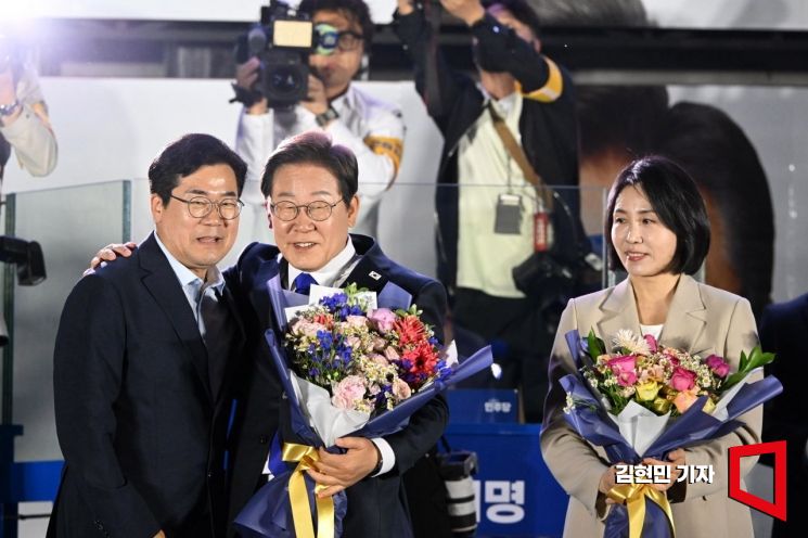 [포토] 축하 꽃다발 받는 이재명 후보 내외
