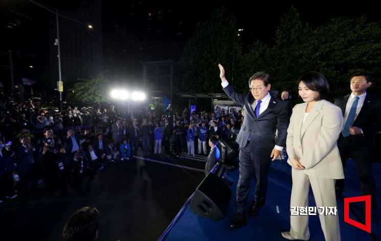 [포토] 시민들에게 인사하는 이재명 후보와 김혜경 여사
