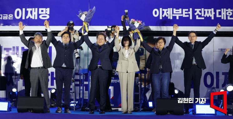 [포토] 당선 인사하는 더불어민주당