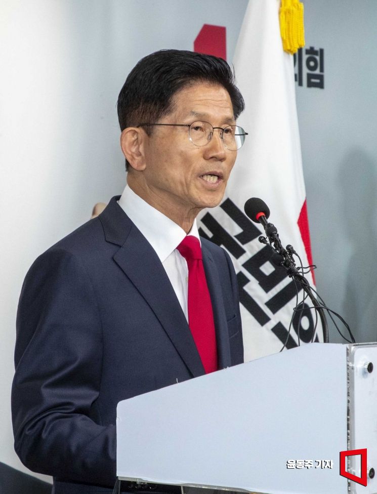 제21대 대통령 선거에서 이재명 더불어민주당 대선 후보에게 패배한 김문수 국민의힘 대선후보가 지난 4일 서울 여의도 당사에서 대선 승복 기자회견을 하고 있다. 윤동주 기자
