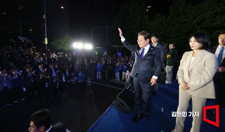제21대 대통령 선거 이튿날인 4일 이재명 더불어민주당 대선 후보가 당선이 확실시되자 서울 여의도 국회 앞에 마련된 무대를 찾아 당선 수락연설을 마친 뒤 아내 김혜경 여사와 인사하고 있다. 2025.6.4 김현민 기자