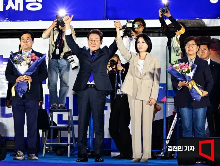 제21대 대통령 당선이 확실시되는 이재명 더불어민주당 대선 후보와 김혜경 여사가 4일 서울 여의도 국회 앞에서 열린 국민 개표방송 행사에서 시민들을 향해 인사하고 있다. 2025.6.4 김현민 기자