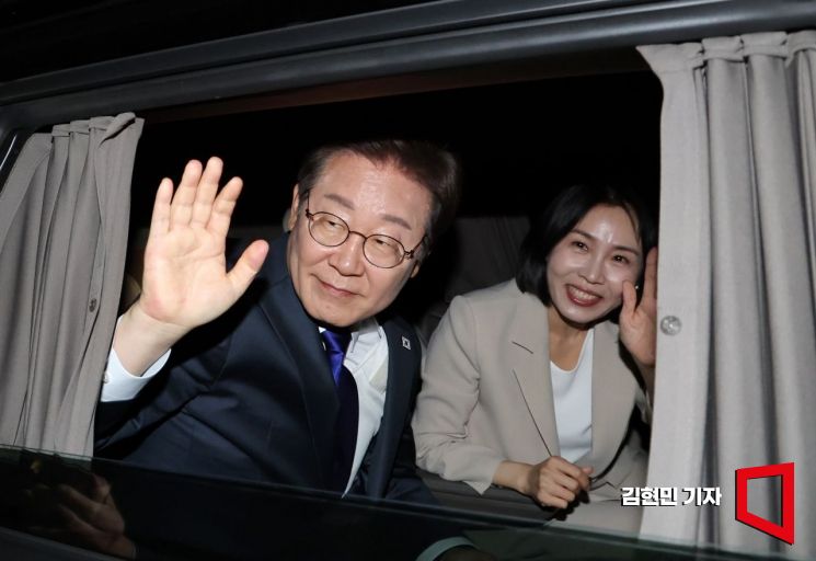 [포토] 차에 올라 인사하는 이재명 후보 내외