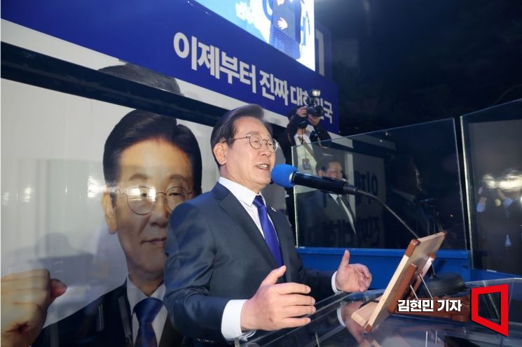 제21대 대통령 당선이 확실시되는 이재명 더불어민주당 대선 후보와 김혜경 여사가 4일 서울 여의도 국회 앞에서 열린 국민 개표방송 행사에서 연설하고 있다. 2025.6.4 김현민 기자