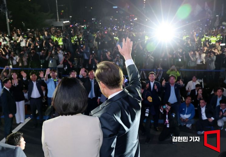 [포토] 시민들 향해 감사 인사 전하는 이재명