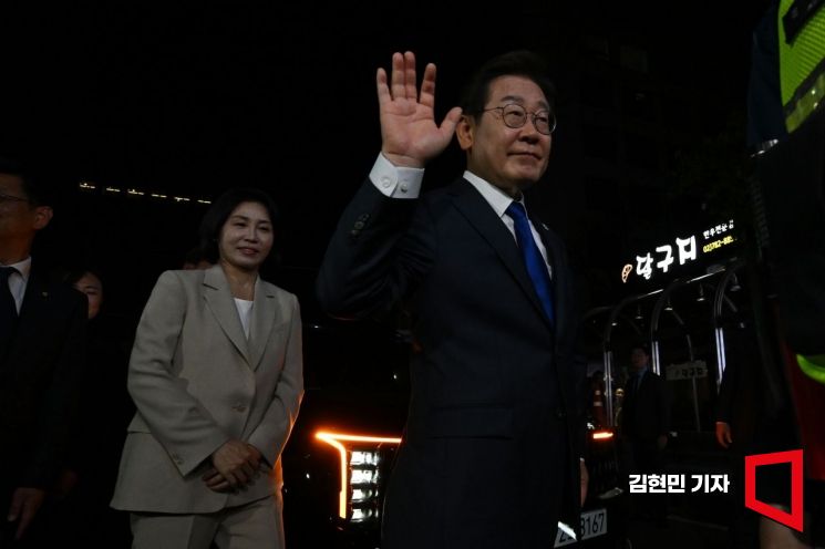제21대 대통령 당선이 확실시되는 이재명 더불어민주당 대선 후보가 4일 선대위원장들에게 감사 인사를 하기 위해 서울 여의도 중앙당사로 들어가고 있다. 2025.6.4 김현민 기자