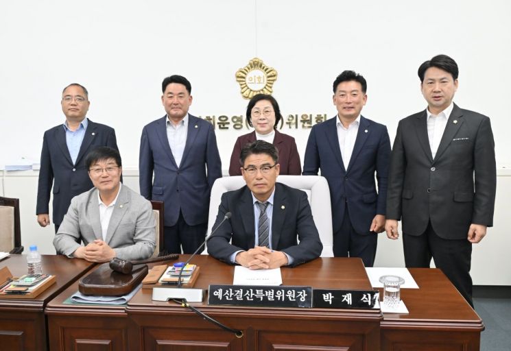 진주시의회 예산결산특별위원회 단체 사진.