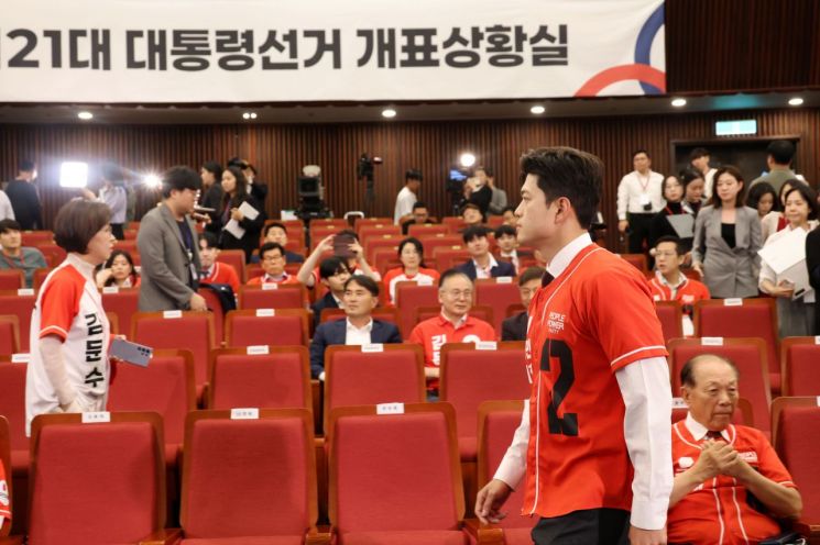 장성호 "국힘, 정당 기능 상실…싸우는 당대표 뽑아 환골탈태해야"