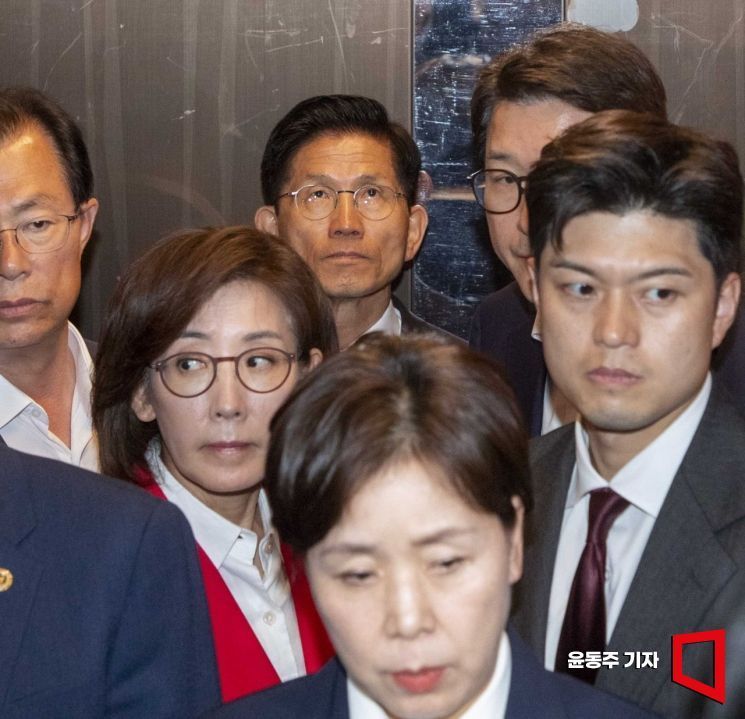 "왜 승복해" "부정선거다"…일부 지지자들, 김문수에 고성·막말