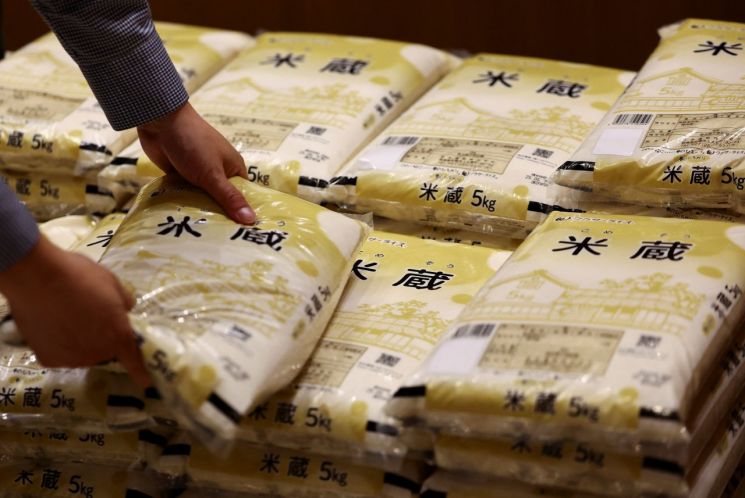 '반값 비축미' 인기폭발…"2㎏ 7000원대" 편의점 판매시작한 日 