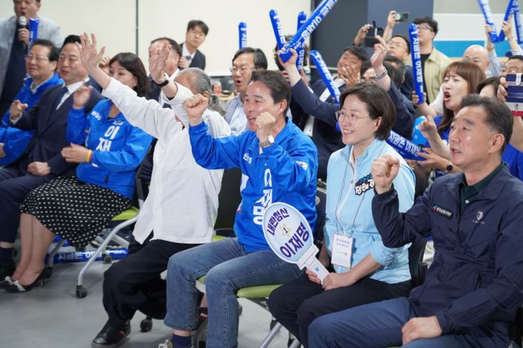 송순호 진짜 대한민국 경남상임선대위원장·더불어민주당 경남도당위원장을 비롯한 도당 선거캠프 관계자들이 출구조사 결과를 보고 환호하고 있다. 더불어민주당 경남도당 제공
