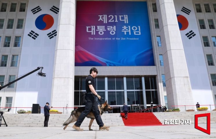 4일 이재명 대통령의 취임 행사가 열릴 국회 본청 주위에서 경찰특공대원 경계 근무를 하고 있다. 2025.6.4 김현민 기자