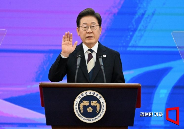 [속보] 이재명 대통령 "파괴된 민주주의 일으켜 세울 시간"
