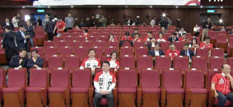 출구조사 발표 후 곳곳에 빈자리…안철수만 덩그러니 