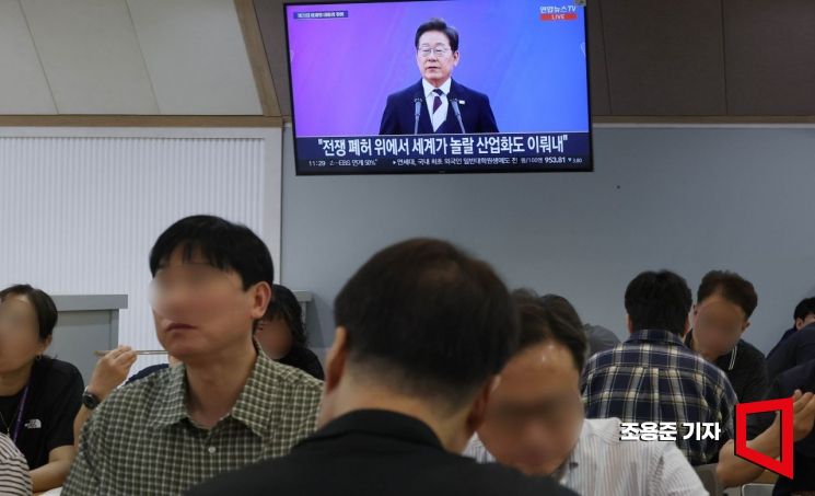 [포토] 취임선서식 지켜보는 정부서울청사 직원들