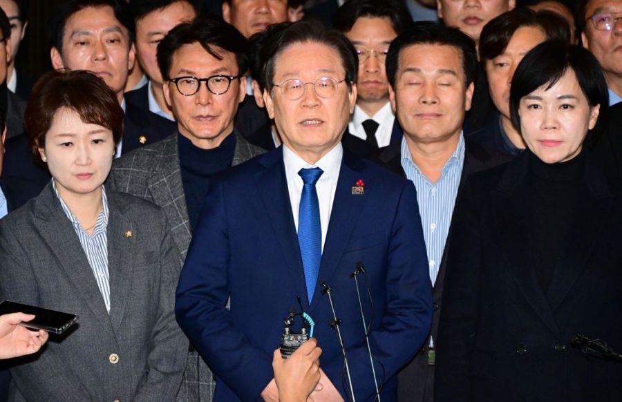 이재명 더불어민주당 대표가 4일 새벽 국회에서 비상계엄 해제요구 결의안이 가결된 후 입장을 밝히고 있다. 윤석열 대통령은 3일 밤 긴급 성명을 통해 비상계엄을 선포했다. 김현민 기자