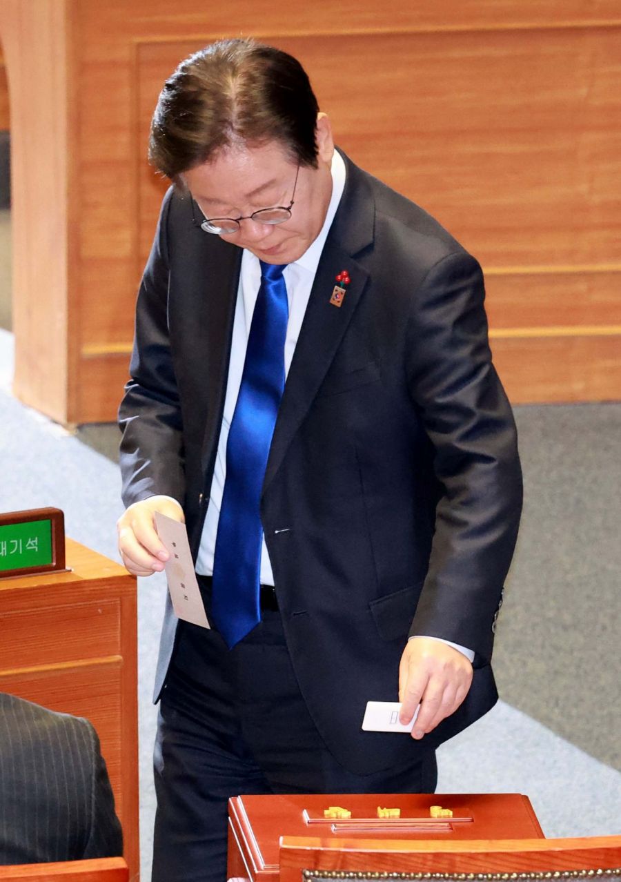 이재명 더불어민주당 대표가 14일 국회에서 열린 제419회 국회(임시회) 제4차 본회의에서 대통령(윤석열) 탄핵소추안 투표를 하고 있다. 김현민 기자