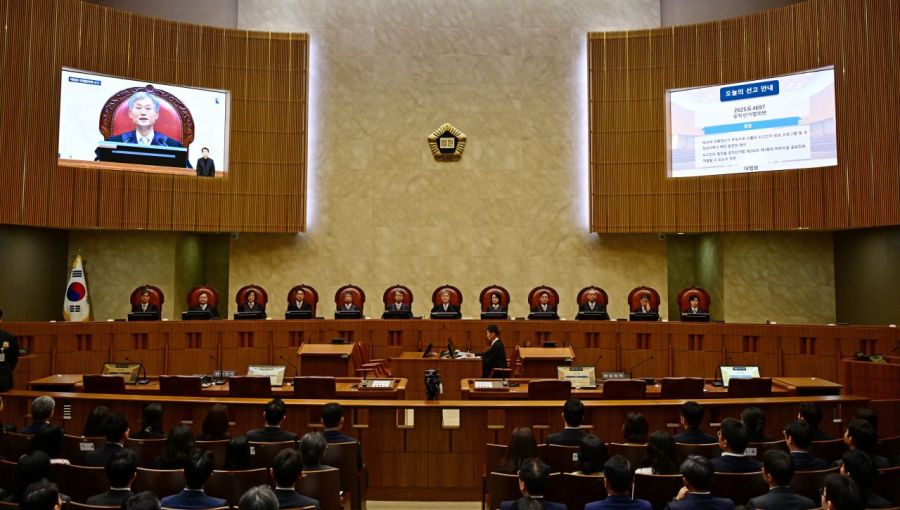 조희대 대법원장을 비롯한 대법관들이 1일 오후 서울 서초구 대법원에서 이재명 더불어민주당 대선 후보의 공직선거법 위반 사건 상고심 선고를 위해 입정하고 있다. 2025.05.01 사진공동취재단