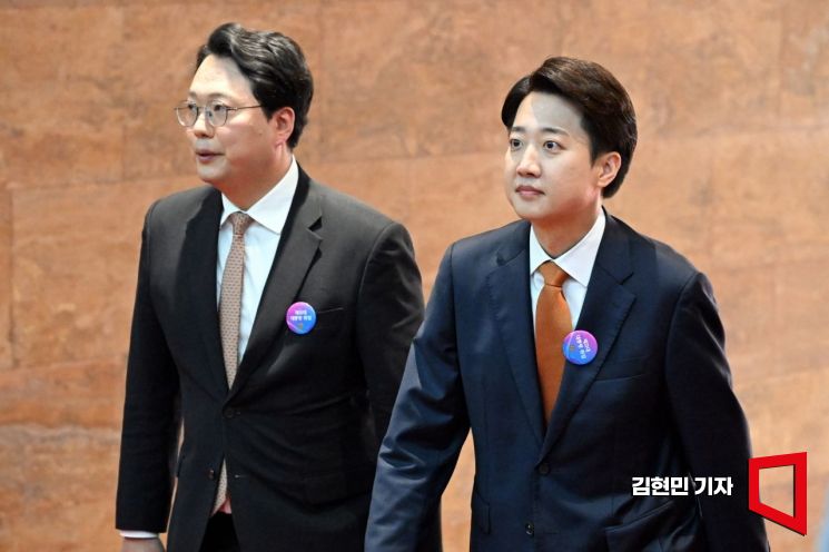 개혁신당 이준석 의원과 천하람 의원이 지난 4일 서울 여의도 국회에서 열린 제21대 대통령 취임선서에 참석하고 있다. 2025.6.4 김현민 기자