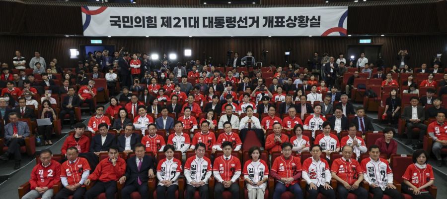 김용태 국민의힘 비상대책위원장과 안철수, 나경원 등 공동선대위원장들이 3일 국회 도서관에 마련된 제21대 대통령선거 국민의힘 개표상황실에서 출구 조사 결과를 보고 심각한 표정을 짓고 있다. 사진=윤동주 기자