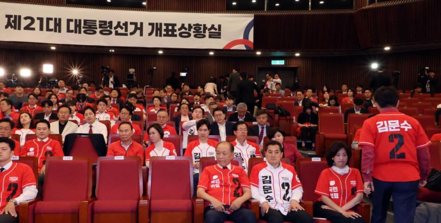 3일 국회 도서관에 마련된 제21대 대통령선거 국민의힘 개표상황실에서 출구조사 결과 김문수 후보가 10% 이상 완패하는것으로 나오자 선대위원장들이 자리를 떠나고 있다. 사진=윤동주 기자