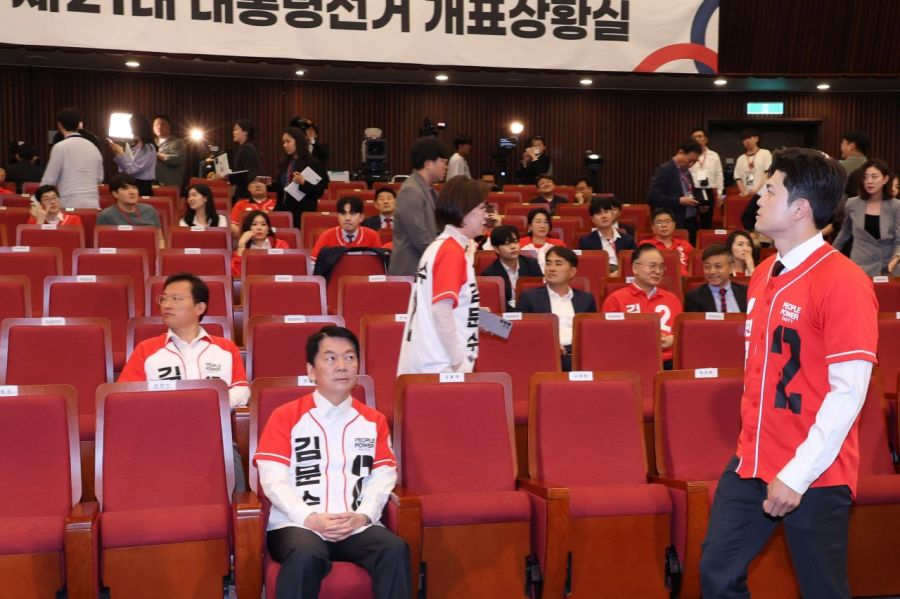 김용태 국민의힘 비상대책위원장이 3일 국회 도서관에 마련된 제21대 대통령선거 국민의힘 개표상황실에서 출구 조사 결과를 지켜본 뒤 상황실을 떠나고 있다. 사진=윤동주 기자