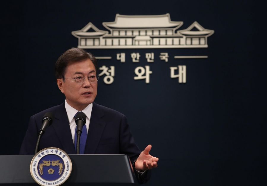 문재인 대통령이 10일 오전 청와대 춘추관에서 취임 3주년 대국민 특별연설을 마친 뒤 취재진의 질문에 답하고 있다. 연합뉴스