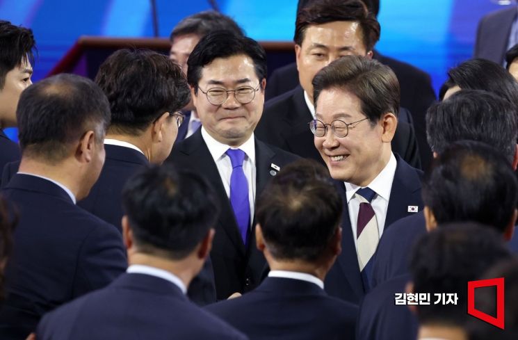 [포토] 인사하는 이재명-권성동