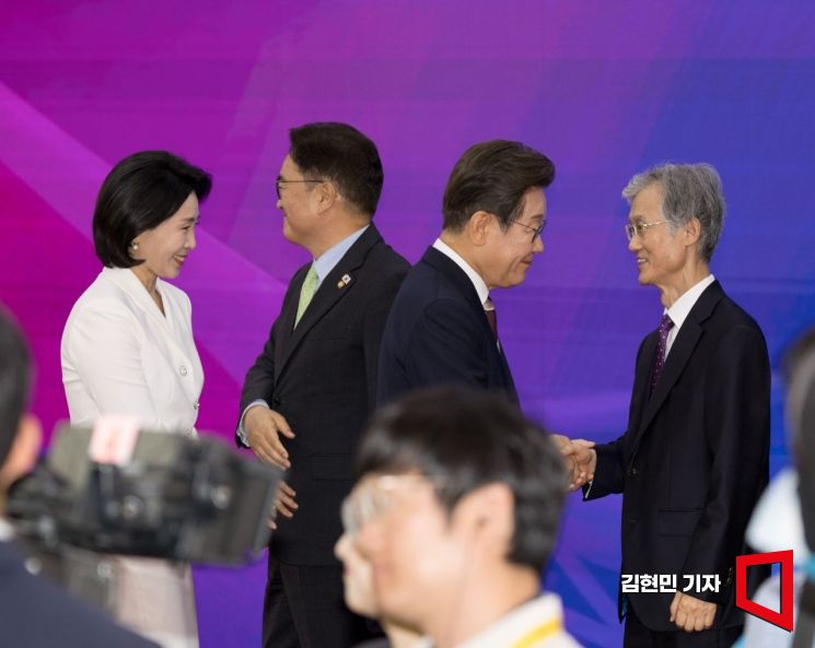[포토] 조희대 대법원장과 악수하는 이재명 대통령