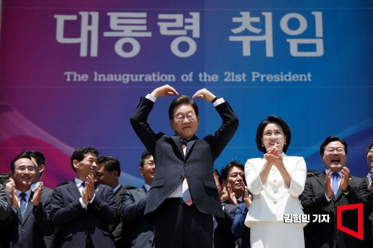 [포토] 시민들 향해 하트 그리는 이재명 대통령