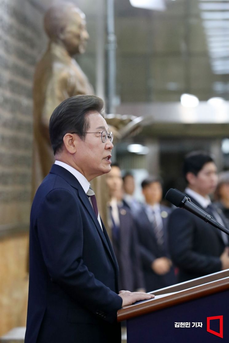탁현민 "시계 등 대통령 기념물 필요해…트럼프는 판매도 한다"
