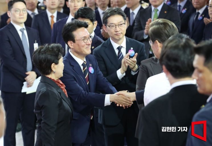 4일 서울 여의도 국회에서 열린 제21대 대통령 취임식에서 이재명 대통령과 김혜경 여사가 입장하며 김민석 국무총리 내정자와 인사하고 있다. 2025.6.4 김현민 기자