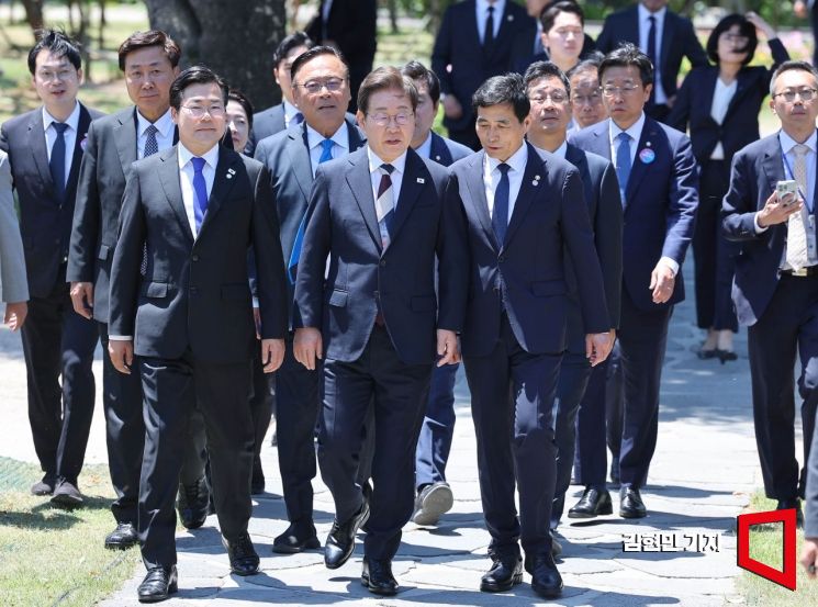 이재명 대통령이 4일 서울 여의도 국회 사랑재에서 열린 제21대 대통령 취임 기념 오찬에 참석하기 위해 박찬대 더불어민주당 대표 권한대행, 김민기 국회 사무총장과 함께 이동하고 있다. 2025.6.4 김현민 기자