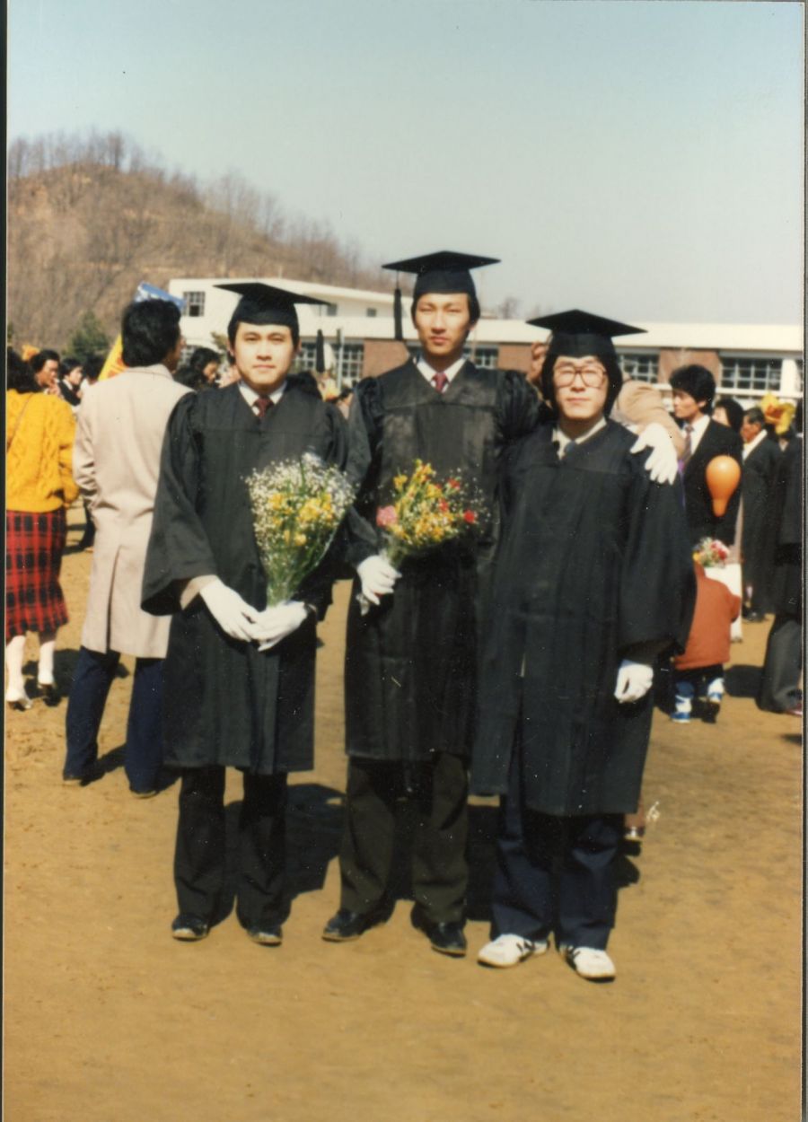 중앙대학교 졸업식에서 동료들과 기념촬영을 하는 모습. 연합뉴스