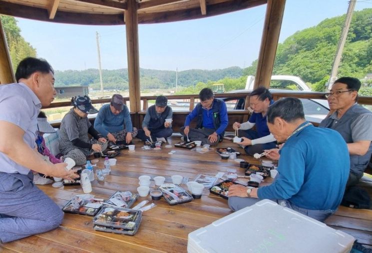 모내기 중 도시락으로 점심식사 중인 동경주 지역 주민들. 월성본부 제공