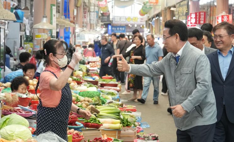 김영록 지사, 전통시장 상인 만남…대선 투표 감사 전해