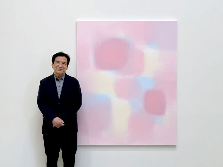 창호지에 햇볕이 어른거린다면...수십 번의 덧칠로 탄생한 '동시성' 예술