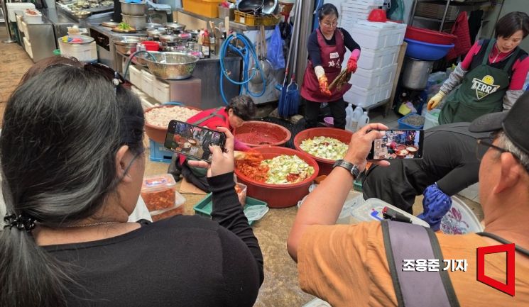 [이미지 다이어리] 외국인 발길 멈추게 한 '김치'