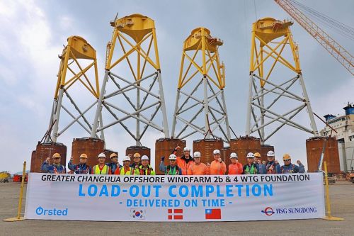 덴마크 오스테드와 HSG성동조선 임직원들이 로드아웃 완료 후 기념 촬영을 하고 있다. HSG성동조선