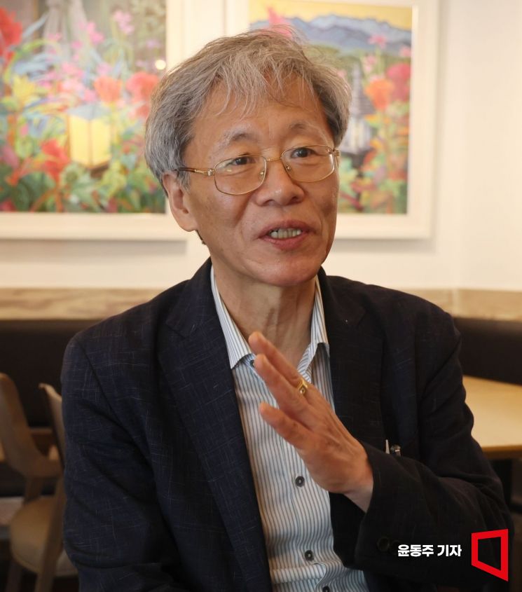 윤지관 대학문제연구소 소장이 아시아경제와 인터뷰를 하고 있다. 윤동주 기자