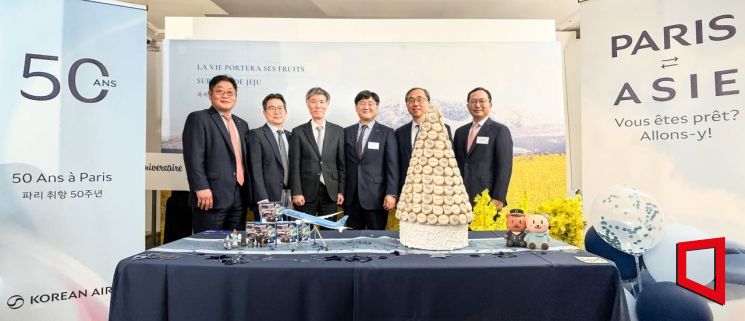 4일 프랑스 파리에서 열린 대한항공 여객 노선 취항 50주년 기념 행사에서 심현준 대한항공 프랑스지점장(왼쪽부터), 김병지 대한항공 여객영업부담당, 이일열 주프랑스한국문화원장, 최정호 대한항공 영업 총괄 부사장, 문승현 주프랑스한국대사, 장성식 대한항공 구주지역통합담당이 기념촬영을 하고 있다. 대한항공