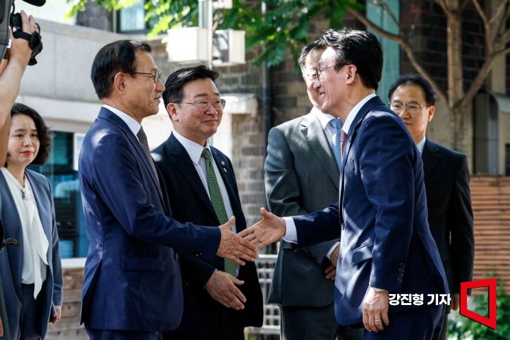[Photo] Prime Minister Nominee Kim Minseok Greets Officials from the Prime Minister's Office