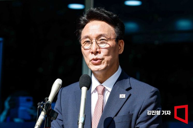 김민석 국무총리 후보자가 인사청문사무실에 출근하며 취재진 질문에 답하고 있다.