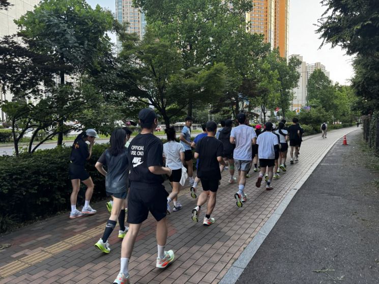 4일 오후 7시경 서울 송파구 잠실 일대에서 '나이키 롯데월드타워 런클럽'에 참여한 러너 20여명이 신상품 '나이키 보메로 18'을 신고 러닝을 하고 있다. 롯데백화점 제공