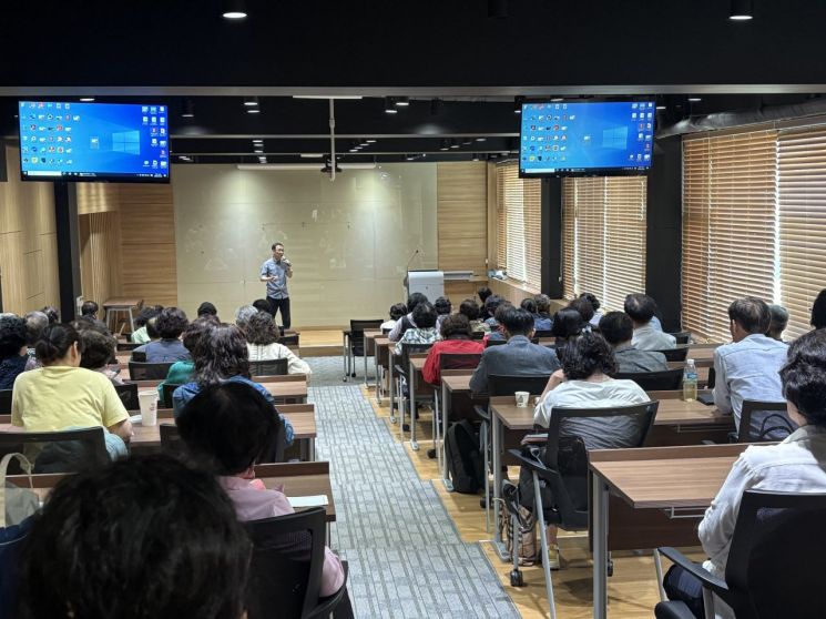 박석재 박사가 특강을 진행하고 있다.